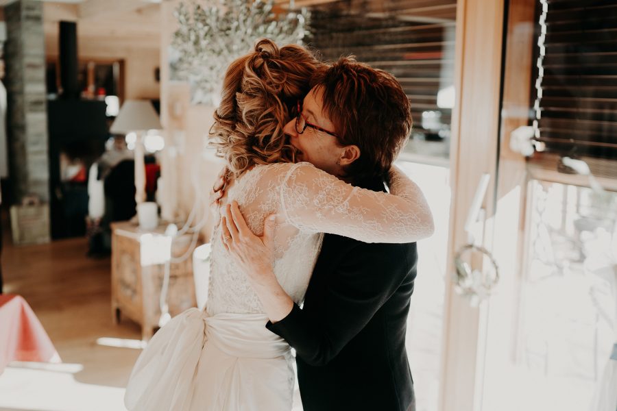 mariage suisse, switzerland wedding, bride hug her mum