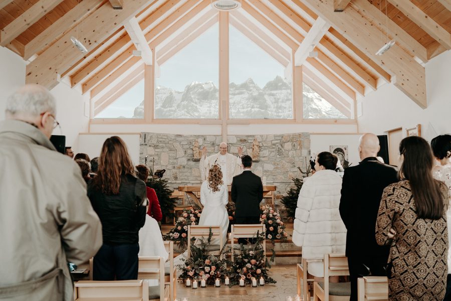 mariage suisse, ceremonie dans une chapelle en bois, switzerland wedding