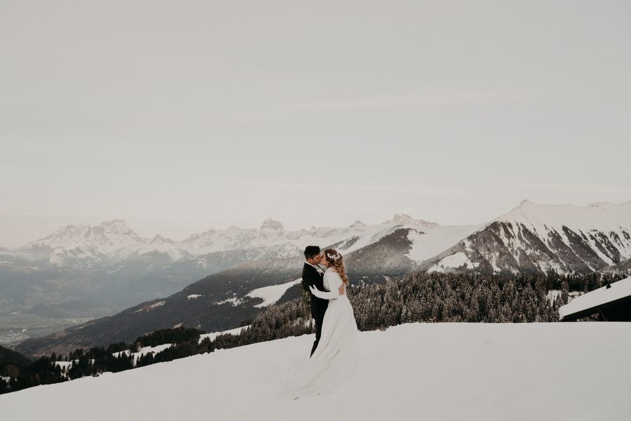 mariage suisse, photo de couple vue sur la montagne, switzerland wedding