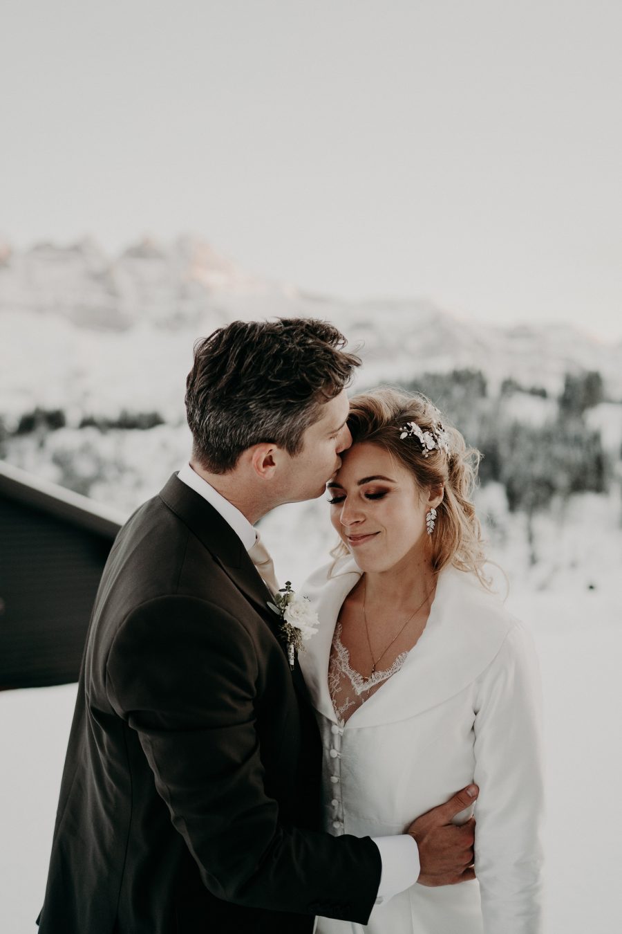 mariage suisse, le marié embrasse sa femme sur le front, switzerland wedding