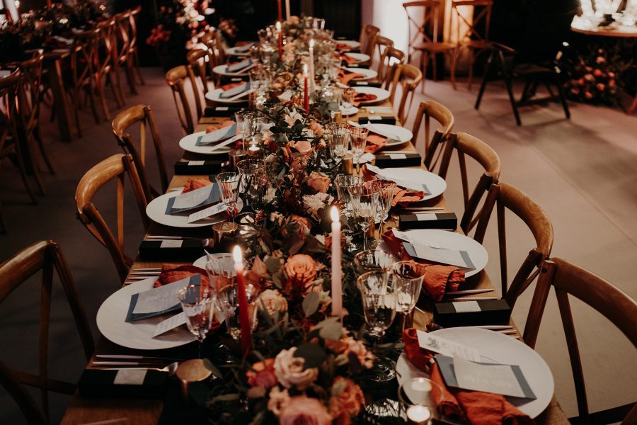 mariage suisse, longue tablée fleurie. switzerland wedding