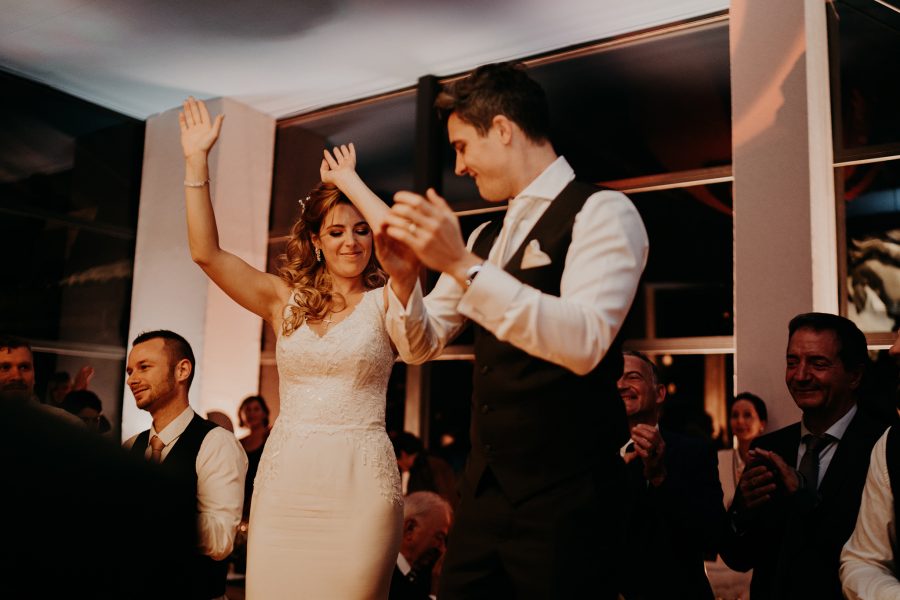 mariage suisse, mariés qui dansent. switzerland wedding