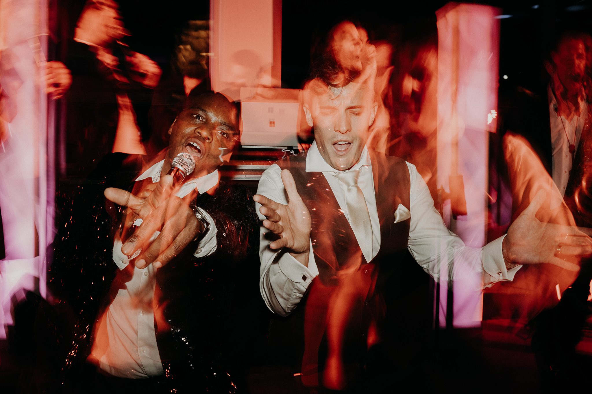 mariage suisse, le marié qui danse et chante. switzerland wedding