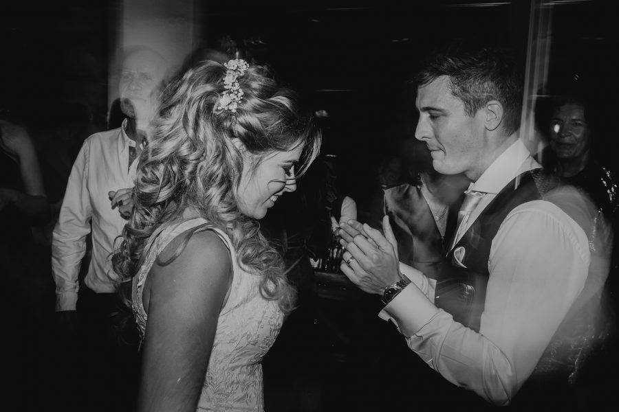 mariage suisse, les mariés dansent. switzerland wedding