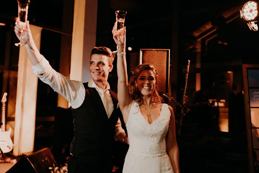 mariage suisse, les mariés portent un toast. switzerland wedding