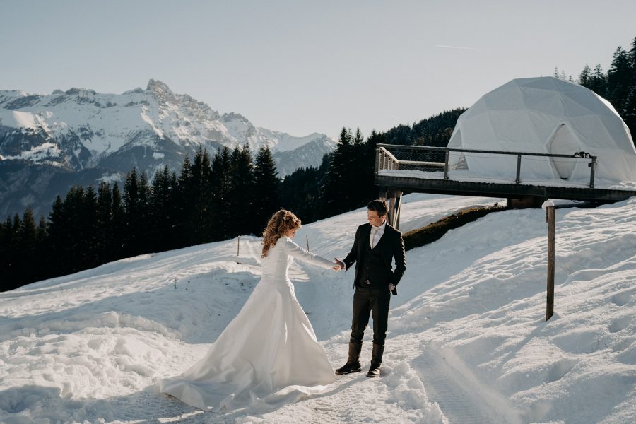 mariage suisse, portrait des mariés dans la neige. switzerland wedding