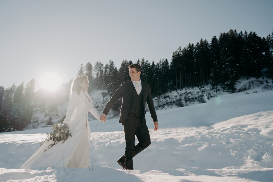 mariage suisse, portrait des mariés au soleil. switzerland wedding