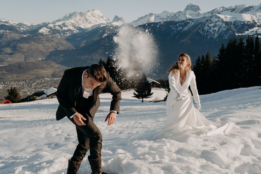 mariage suisse, bataille de boule de neige. switzerland wedding