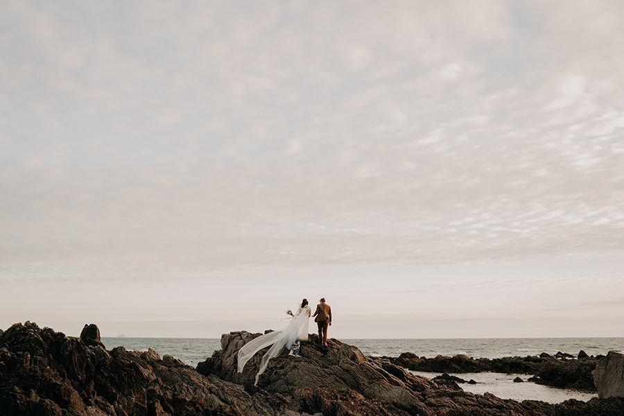 séance couple coucher du soleil mariage plage Bretagne. beach wedding in Brittany